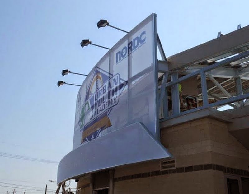 A view of the facade from the side showing how it is connected to the structure.