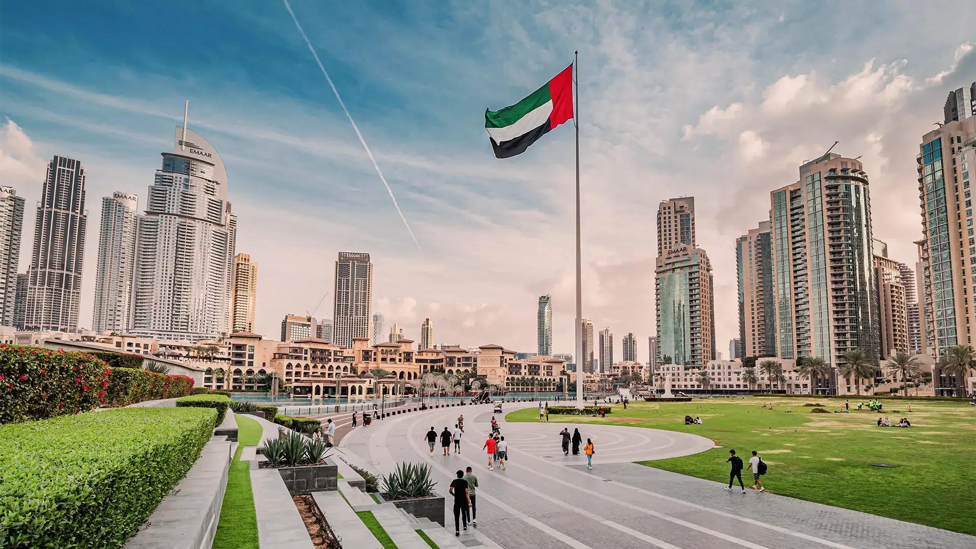 Foto einer Flagge der Vereinigten Arabischen Emirate im urbanen Umfeld