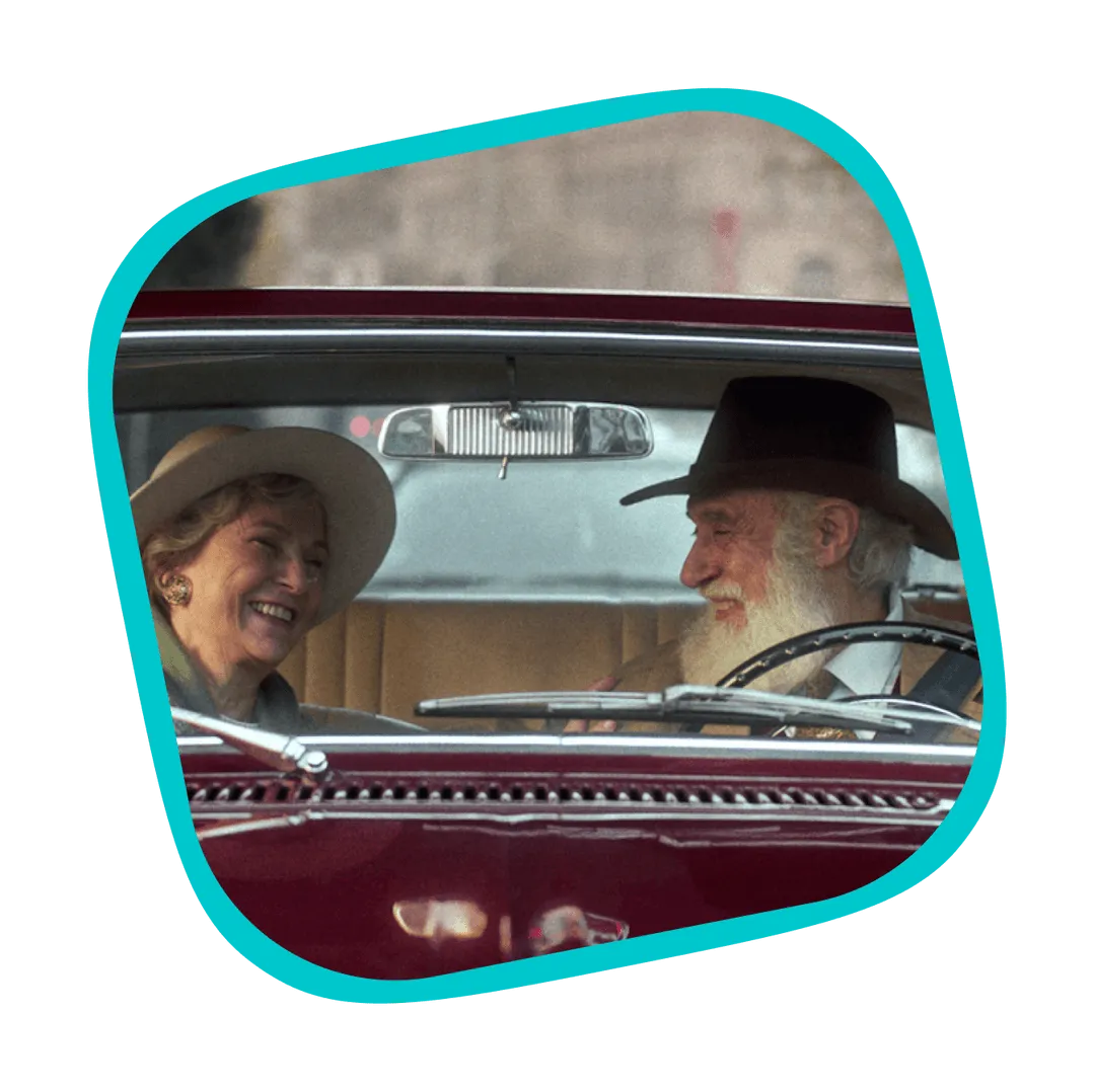 Una pareja en un coche sonriendo del spot de television de la empresa Pazy, funeraria alternativa al seguro de decesos.