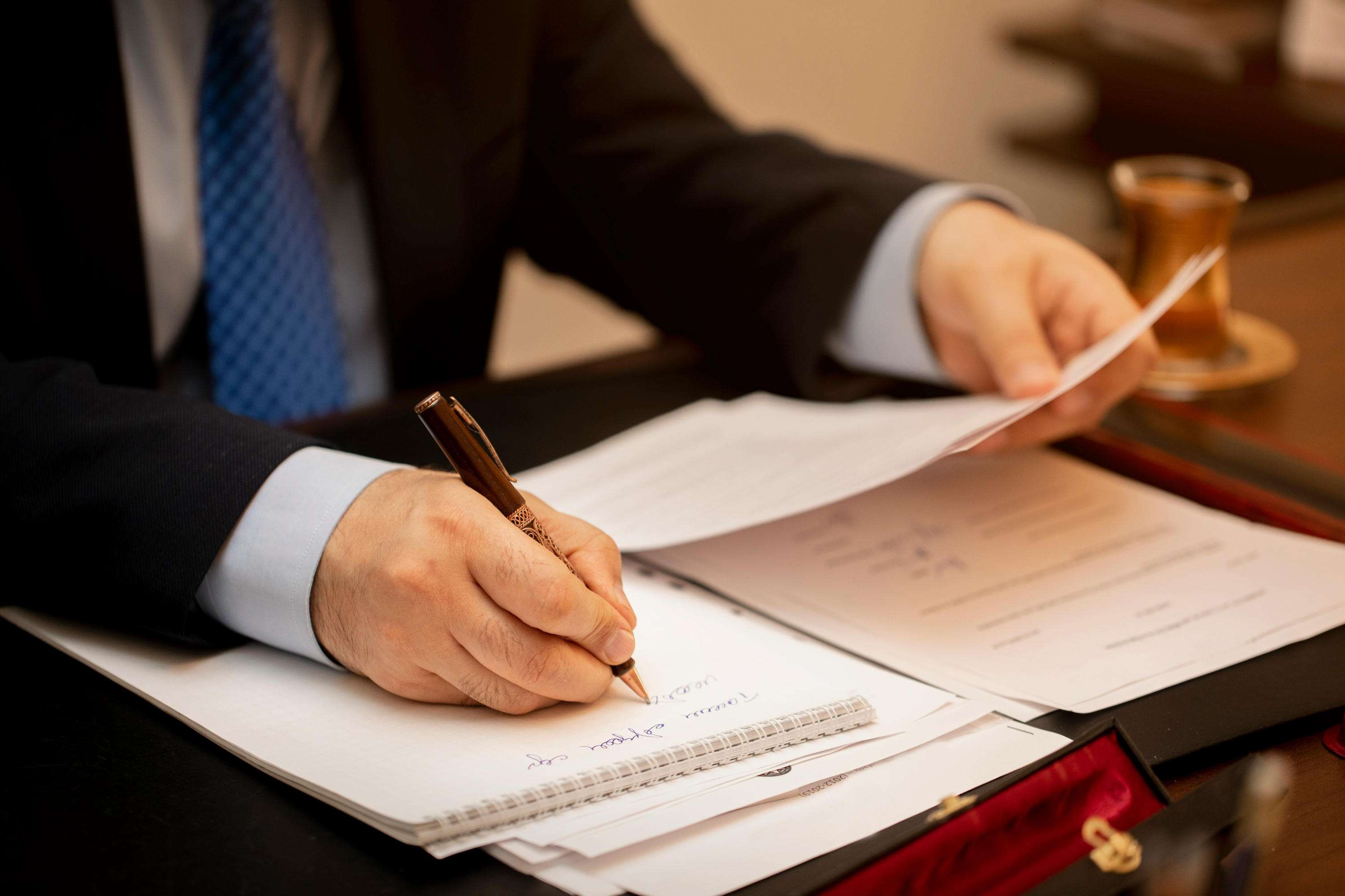 Notario redactando el poder notarial para una persona mayor