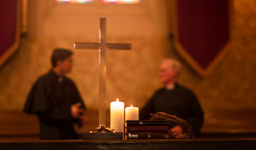 ceremonia religiosa o laica dentro del tanatorio, diferencia con un servicio funerario o funeraria