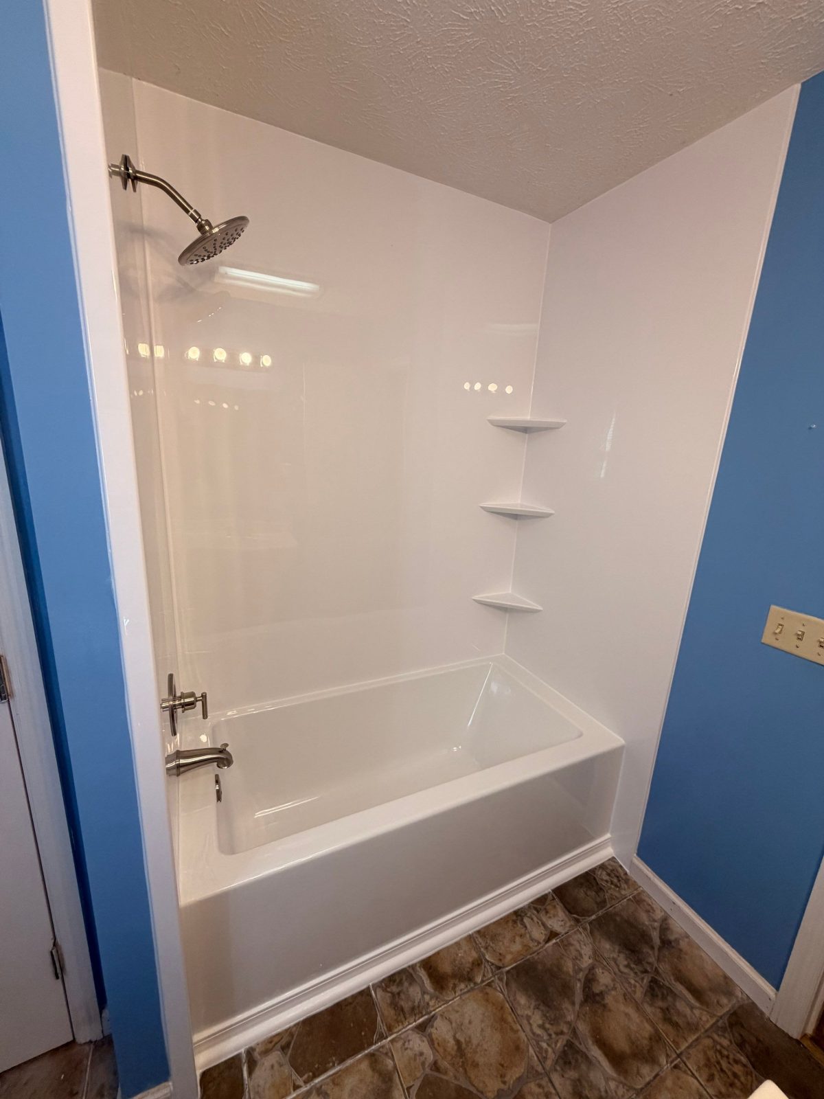 New bathtub and wall surround after a bathtub replacement by Southern Showers
