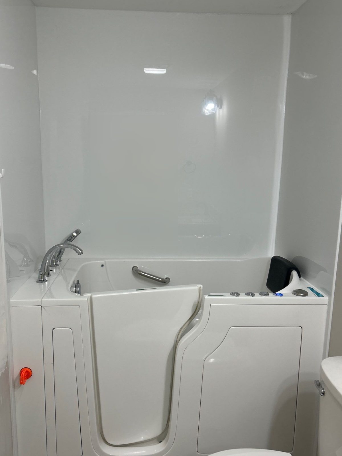 New bathtub and wall surround after a bathtub replacement by Southern Showers