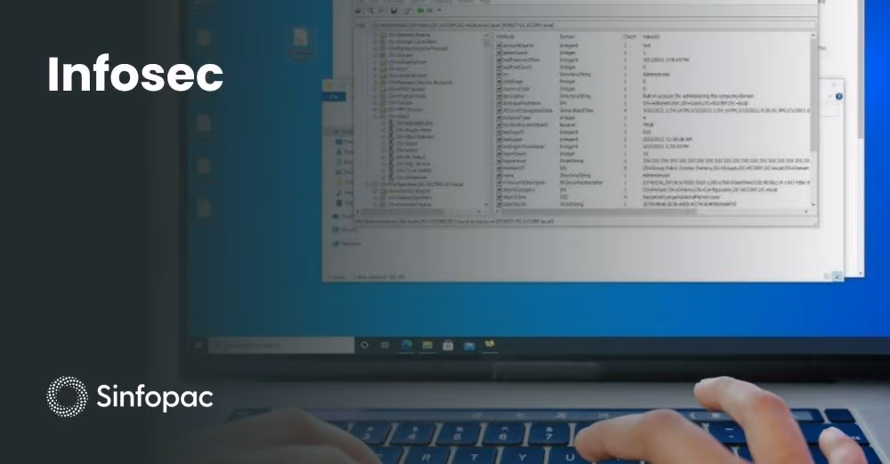 Manos operando una laptop que muestra la interfaz de Active Directory para la gestión de accesos