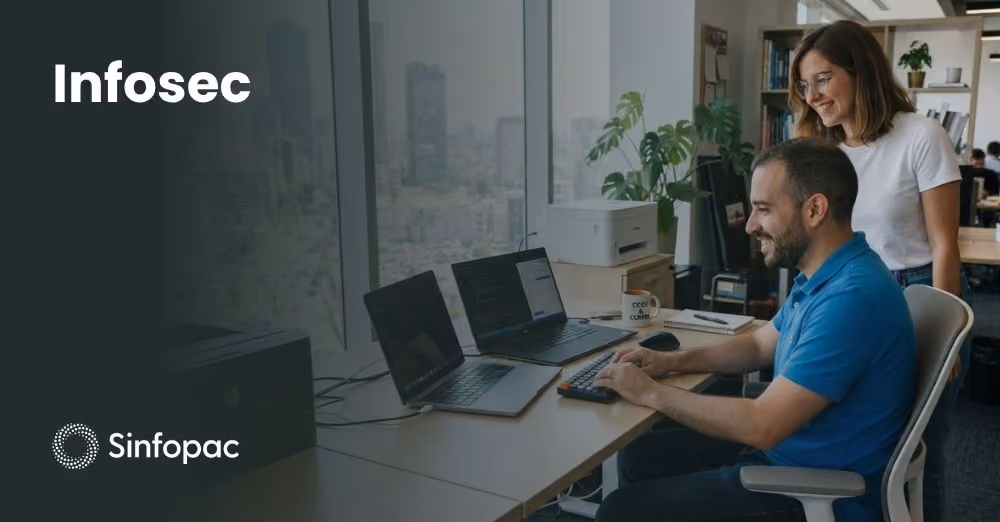 Especialista analizando la arquitectura de red y la implementación de sistemas informáticos