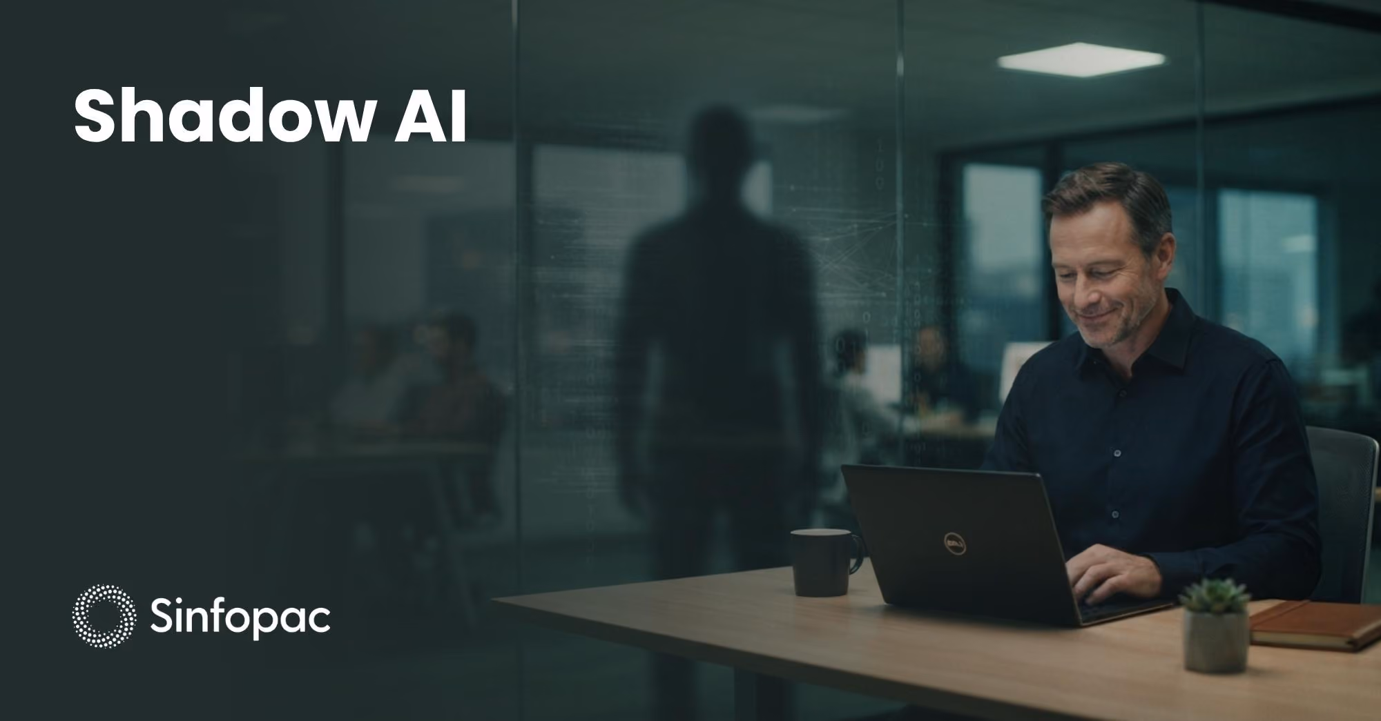 Colaborador en su laptop con una silueta que representa el riesgo invisible de la Shadow AI