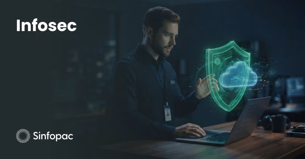 Profissional usando um laptop com um escudo digital protegendo dados SaaS contra perda de dados