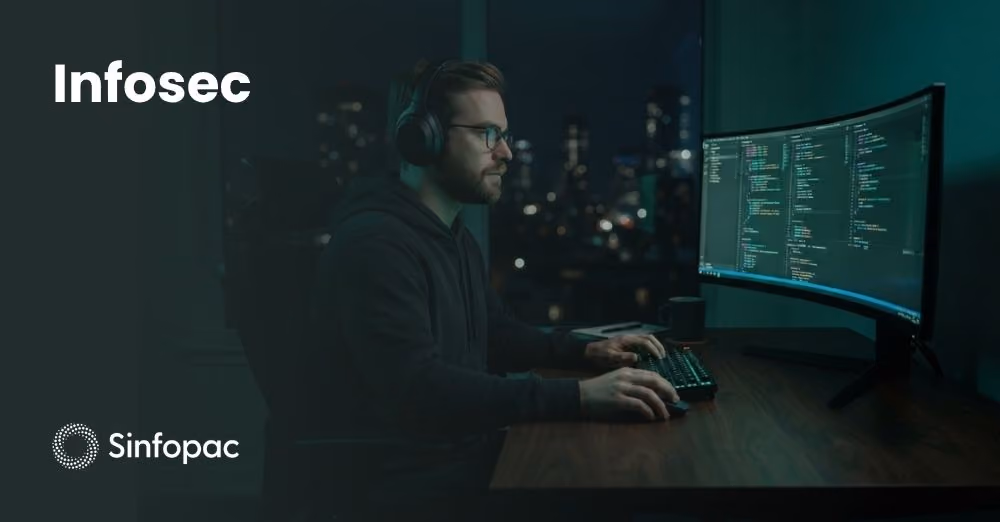 Especialista analizando un directorio cloud desde su monitor para la gestión de identidades
