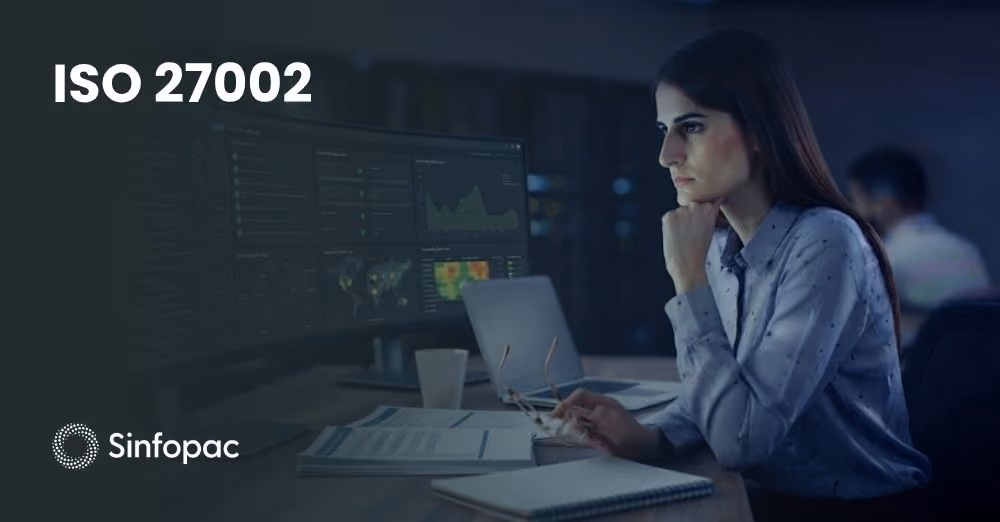 Profesional analizando controles de seguridad de la norma ISO 27002 en un monitor de oficina