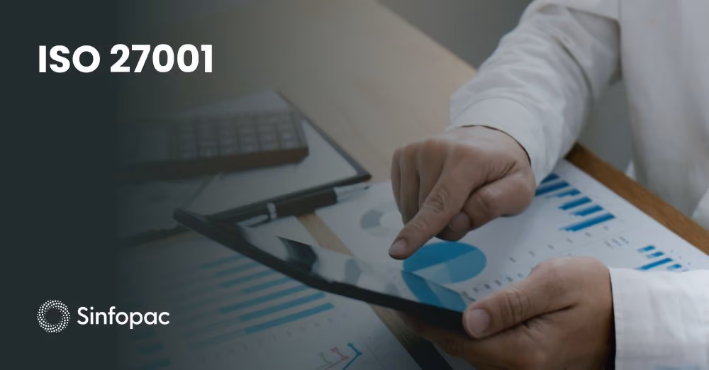 Mão apontando para tablet com gráficos para análise de conformidade com a norma ISO 27001