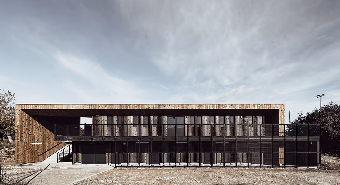 Vestiaires et club-house du stade Jean Lacreusette