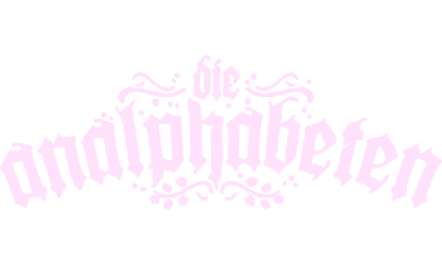 Logo mit dem Text Studio Hundert auf einem metallisch grau verlaufenden Hintergrund.