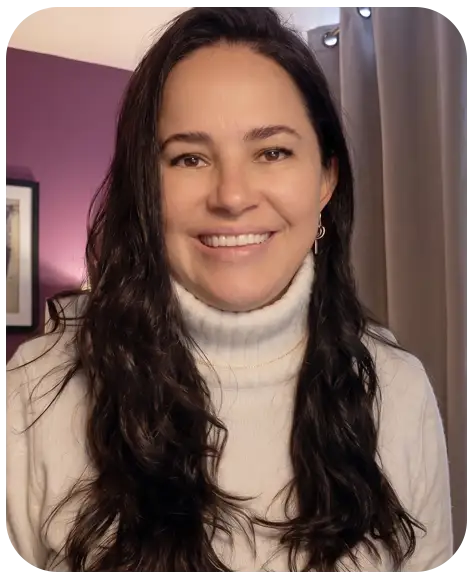 Mujer sonriente con suéter de cuello alto blanco y fondo rojo.