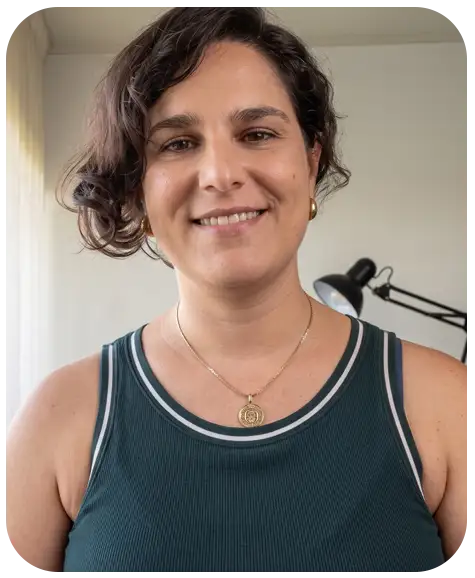 Retrato en primer plano de una mujer con cabello rizado corto y fondo rojo.