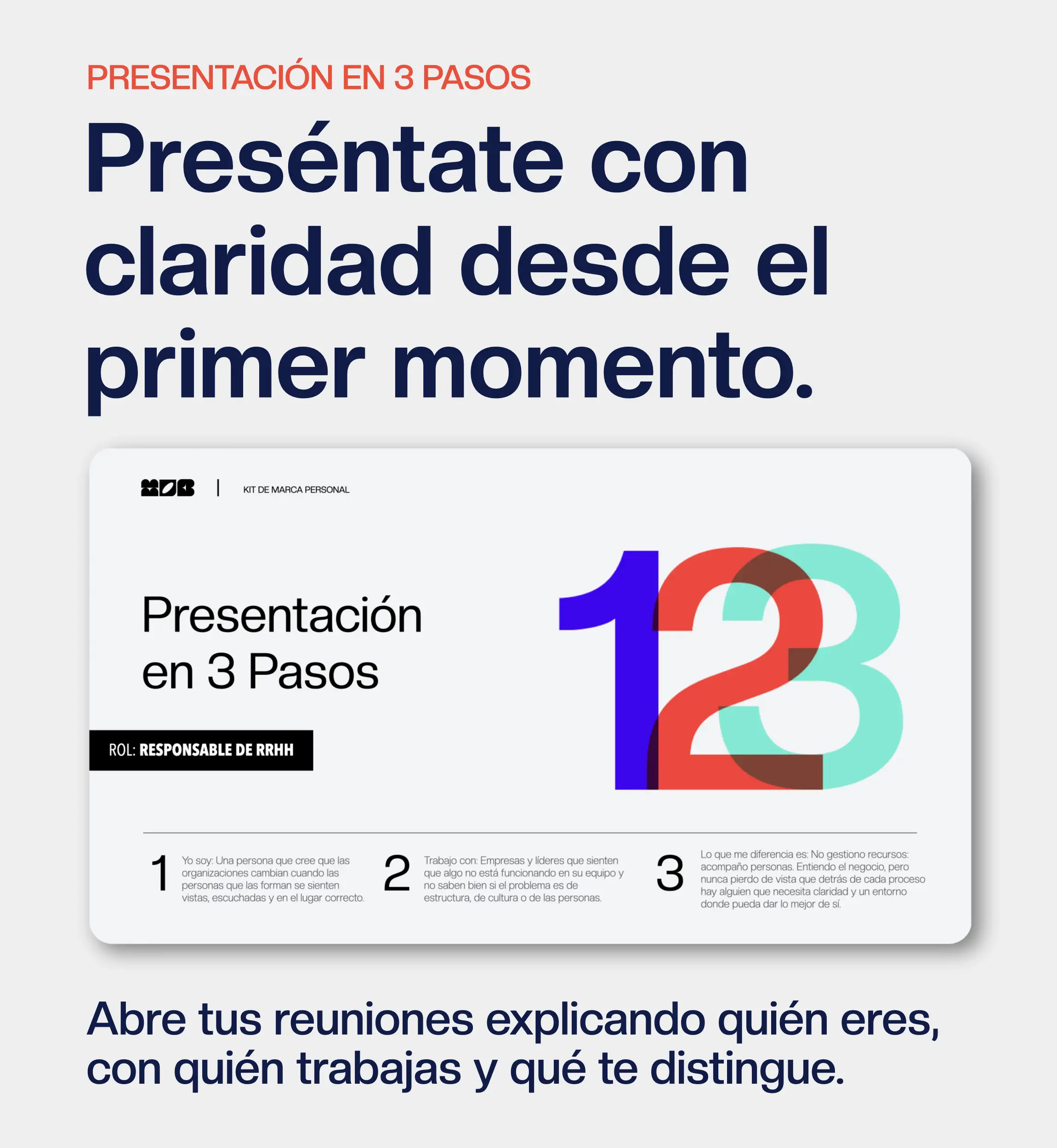 Una mano sostiene una tarjeta con texto sobre posicionamiento en moda y contenido personal.