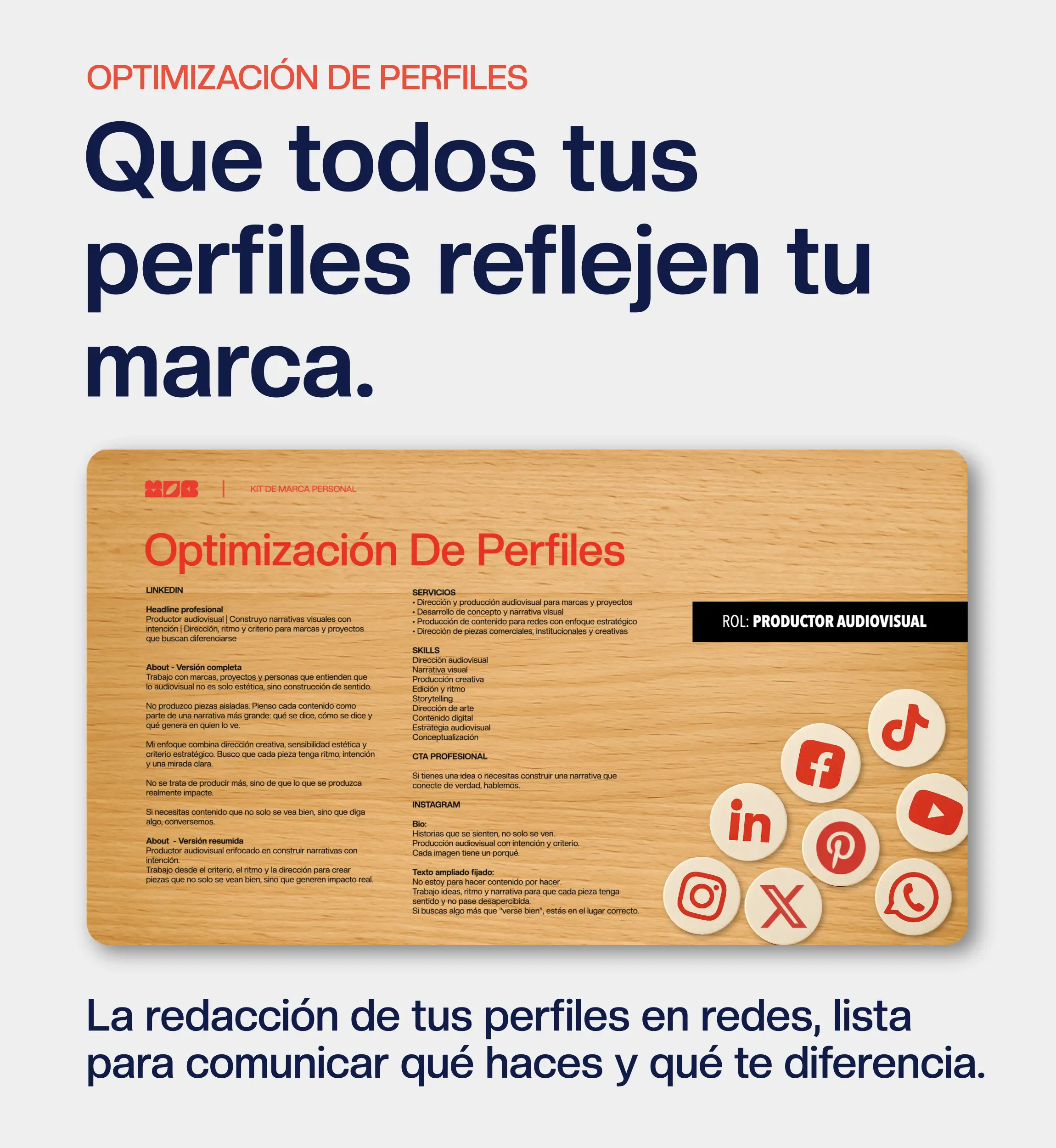 Cartel con frase motivacional sobre números y decisiones, decorado con lámpara, flor y lápices en escritorio.