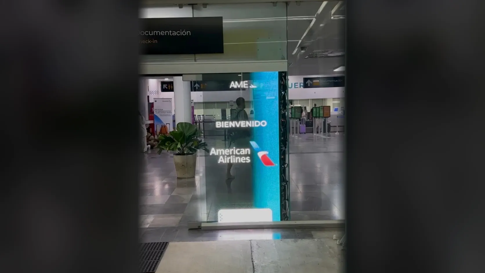 Pantalla holográfica Series M de Pure Visual en la entrada del Aeropuerto de Puerto Escondido