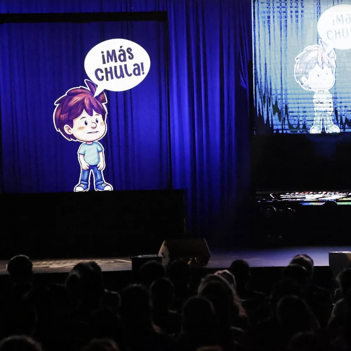 Pantalla holográfica con un personaje animado en el escenario del primer informe de gobierno municipal de Durango