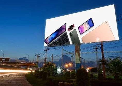 Mupi LED con carcasa de aluminio, pantalla LED exterior IP65 junto a avenida