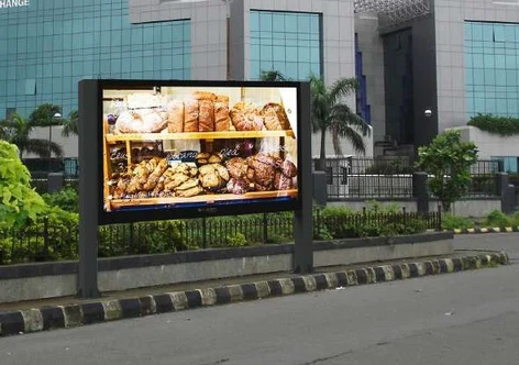 Cartelera LED panorámica de dos postes frente a oficinas