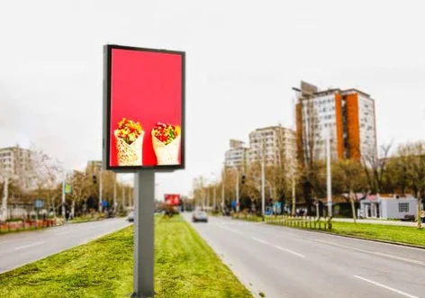 Cartelera LED con poste en camellón de avenida