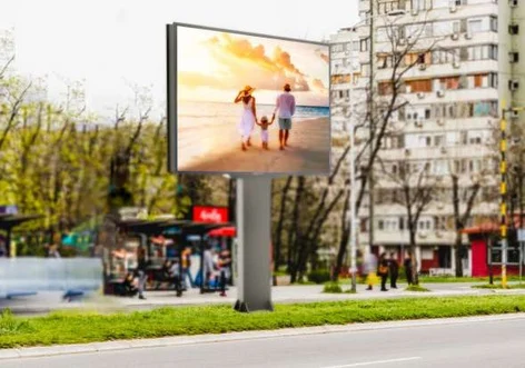 Pantalla LED exterior de gran formato tipo T junto a vía rápida