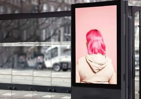 Mupi digital LED Street Flat junto a un paradero urbano