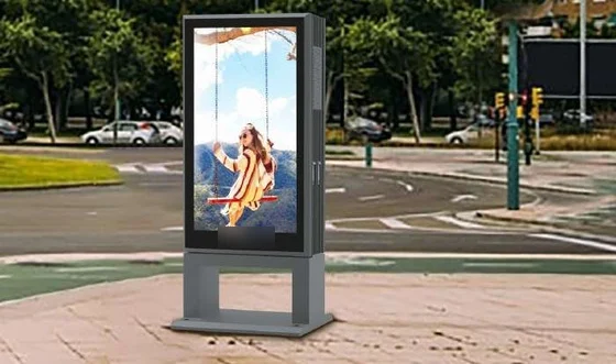 Tótem publicitario LED Street con Android en banqueta