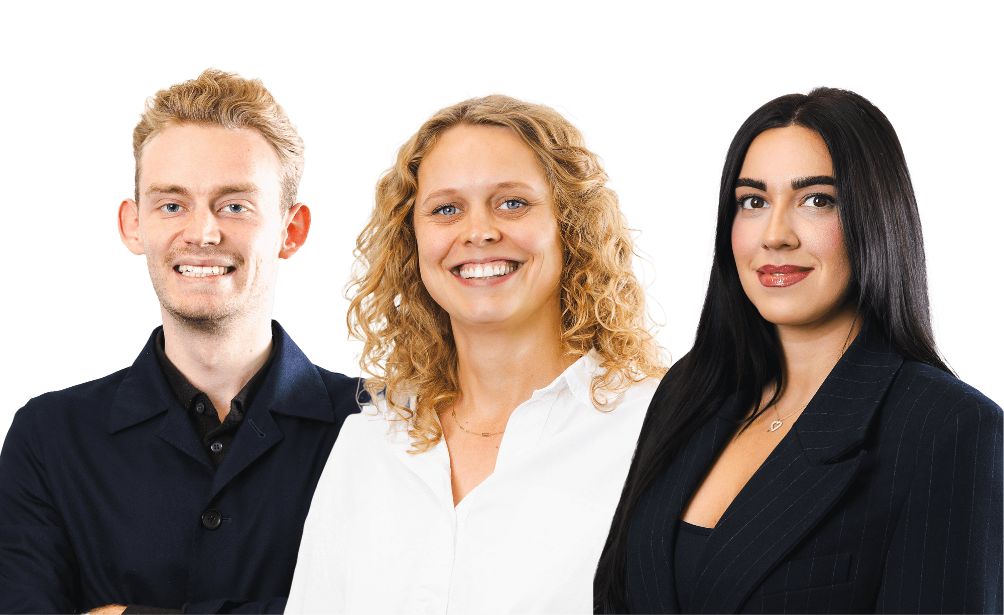 Drie glimlachende mensen, een man in een donker overhemd, een vrouw met krullend blond haar in een wit overhemd, en een vrouw met lang zwart haar in een donker jasje.