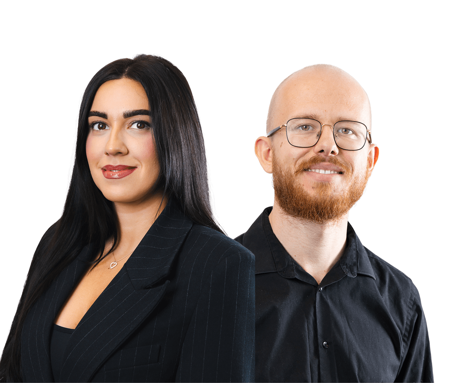 Een vrouw met lang zwart haar en een zwarte blazer naast een kalende man met een rood baardje en een zwart overhemd.