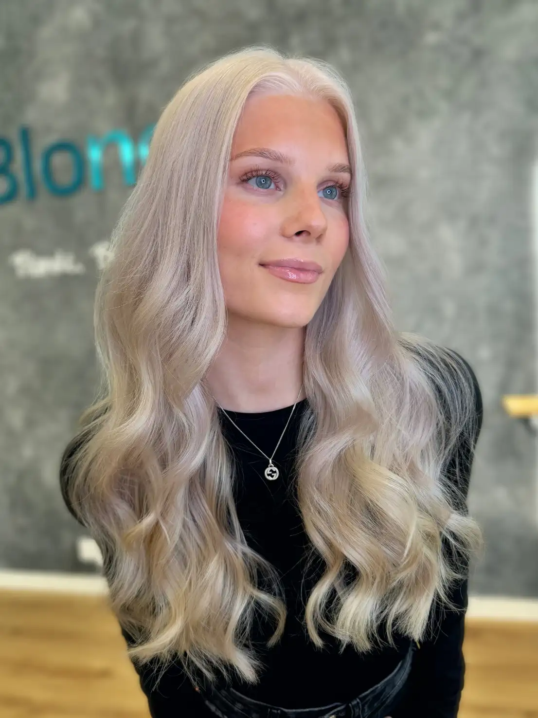 Hiusten vaalennus blondeille