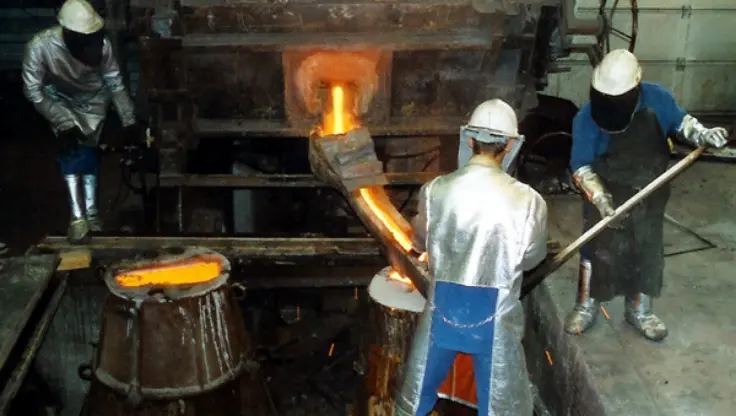 Artisans en train de fondre les cloches du Carillon de Morgins dans une fonderie traditionnelle