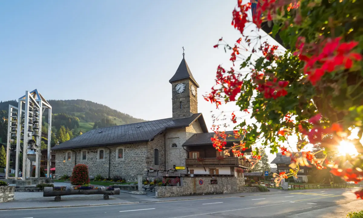Le Carillon de Morgins et l’église Saint-Théodule au coucher du soleil