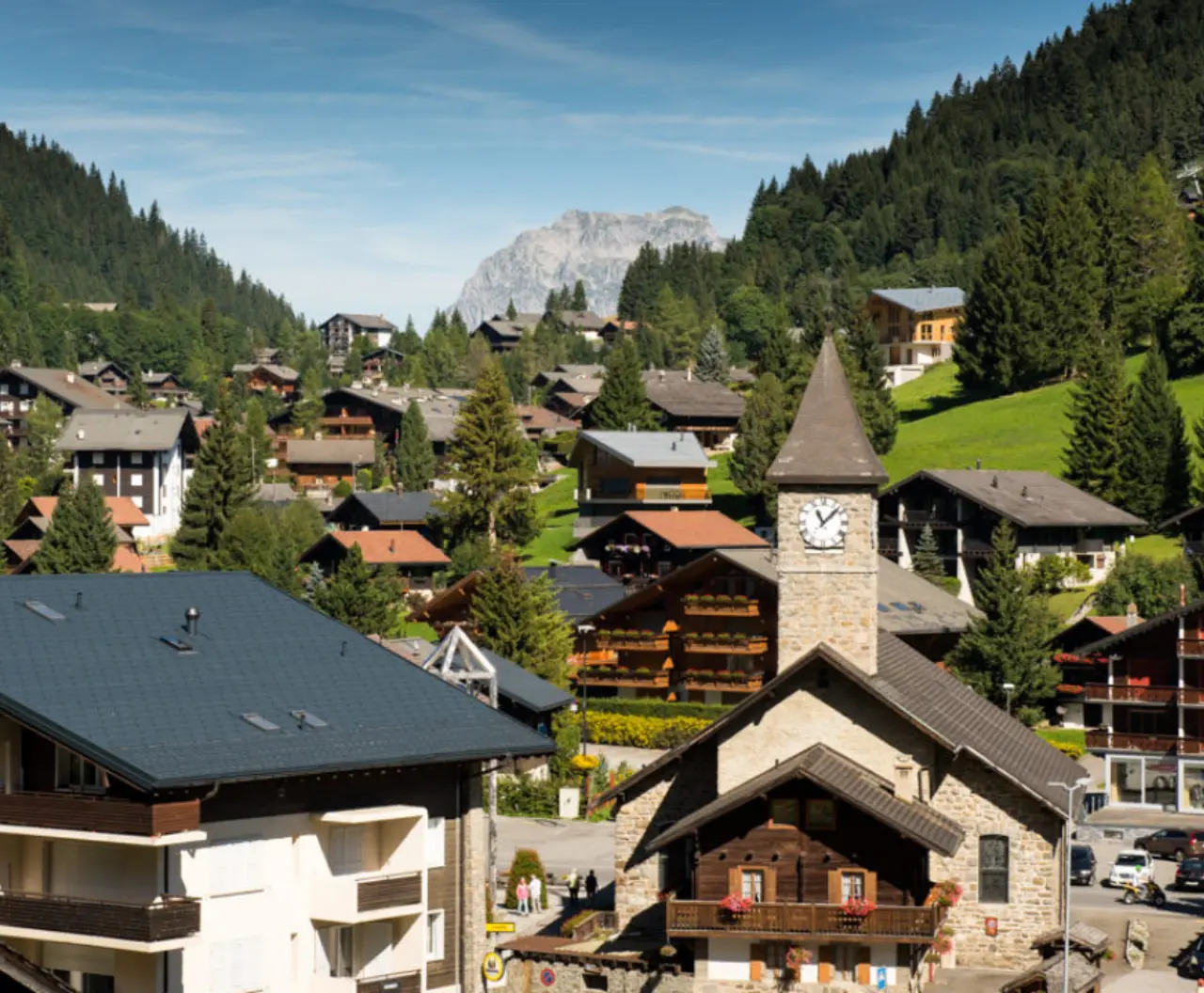 Vue du village de Morgins avec l’église Saint-Théodule entourée de chalets alpins