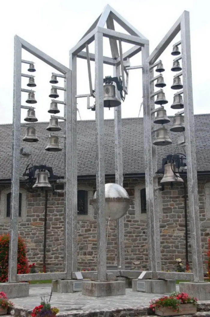 Le Carillon de Morgins avec ses cloches en plein air devant l’église du village