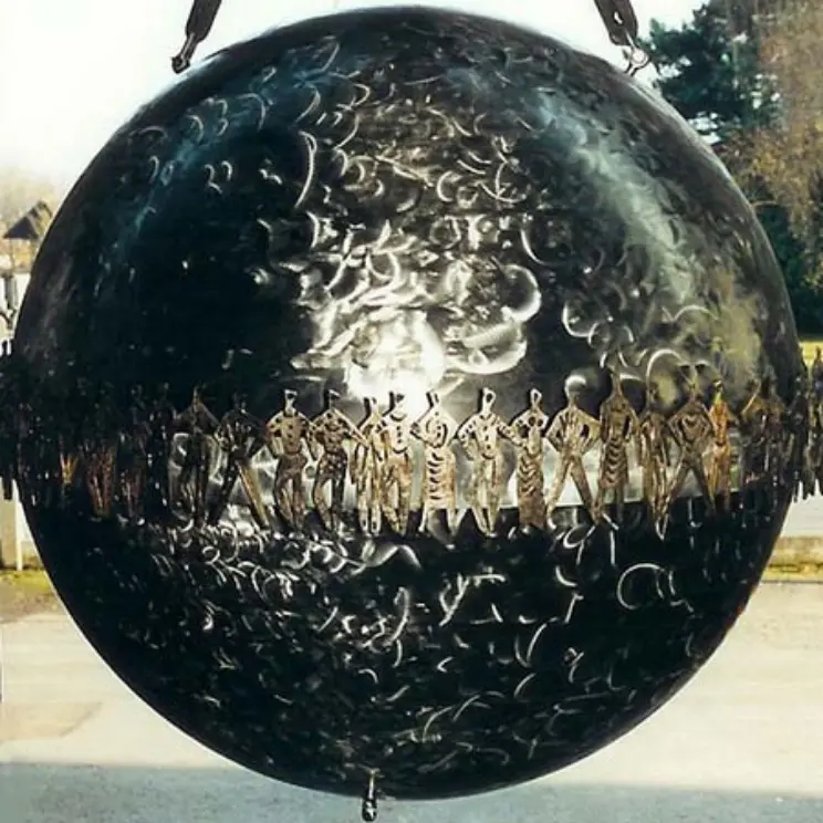 Mappemonde en métal du Carillon de Morgins représentant la solidarité pour la paix dans le monde