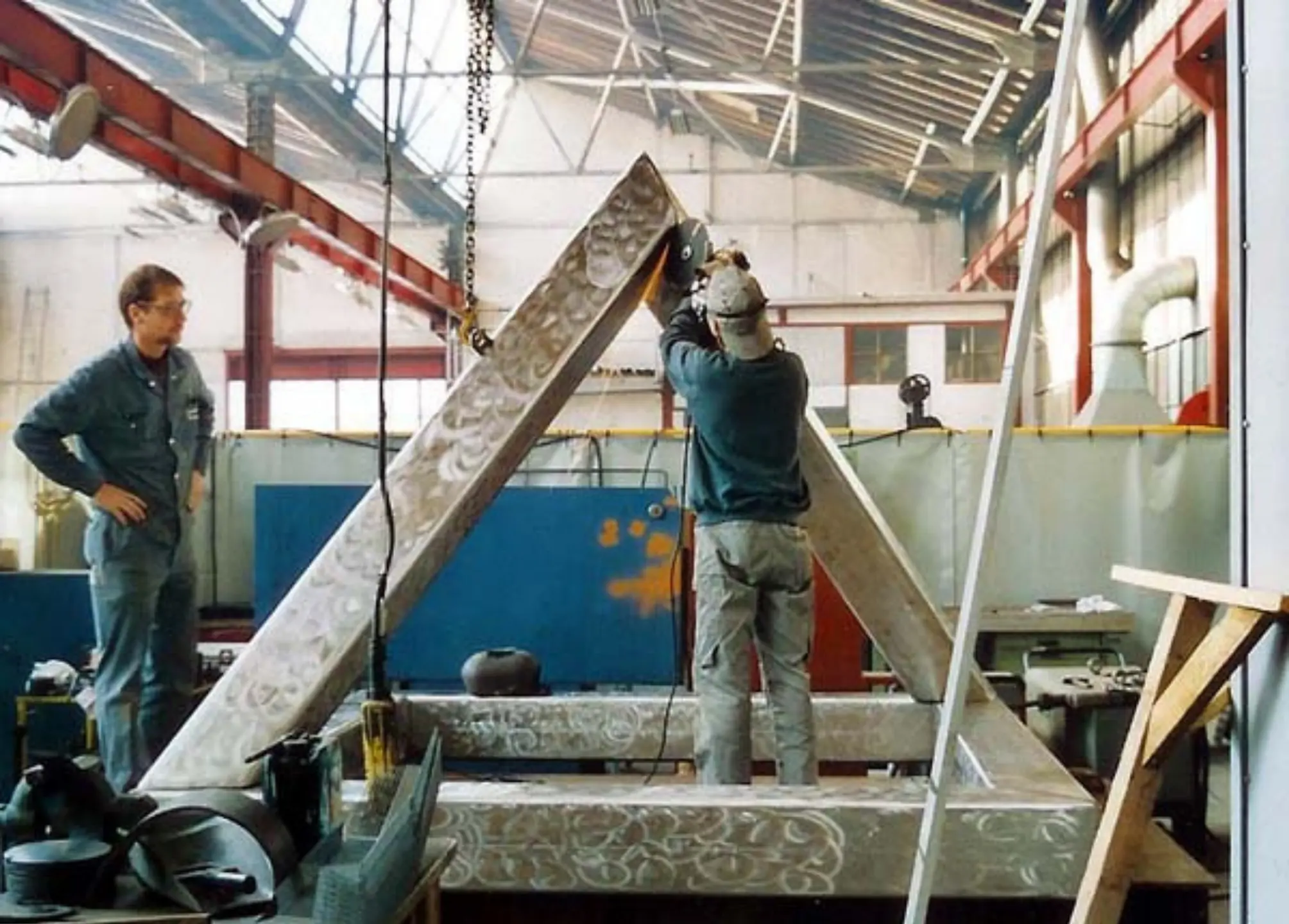 Fabrication de la structure en acier du Carillon de Morgins dans un atelier