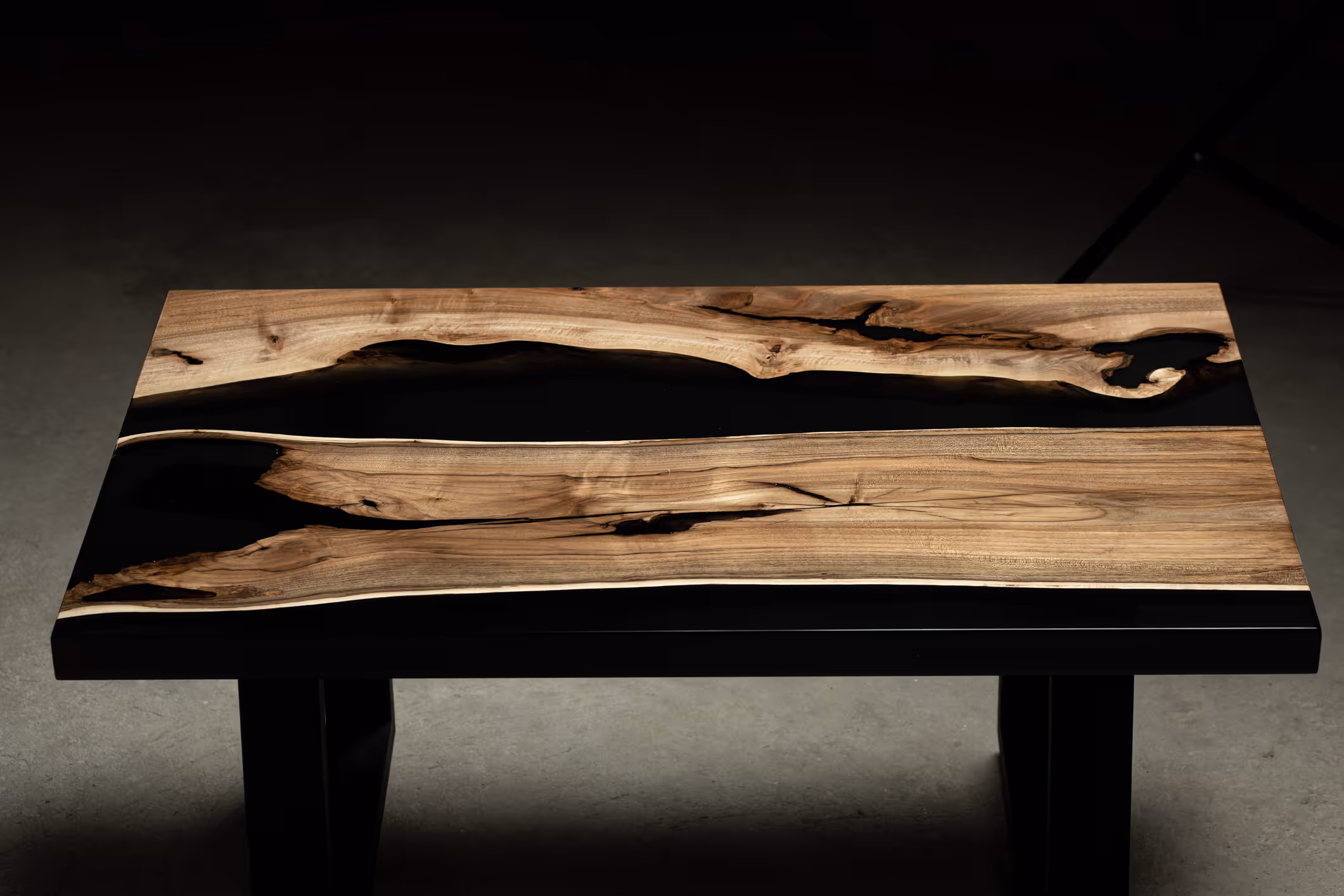 Luxuriöser Holztisch mit Epoxidharz bezogen und lackiert.