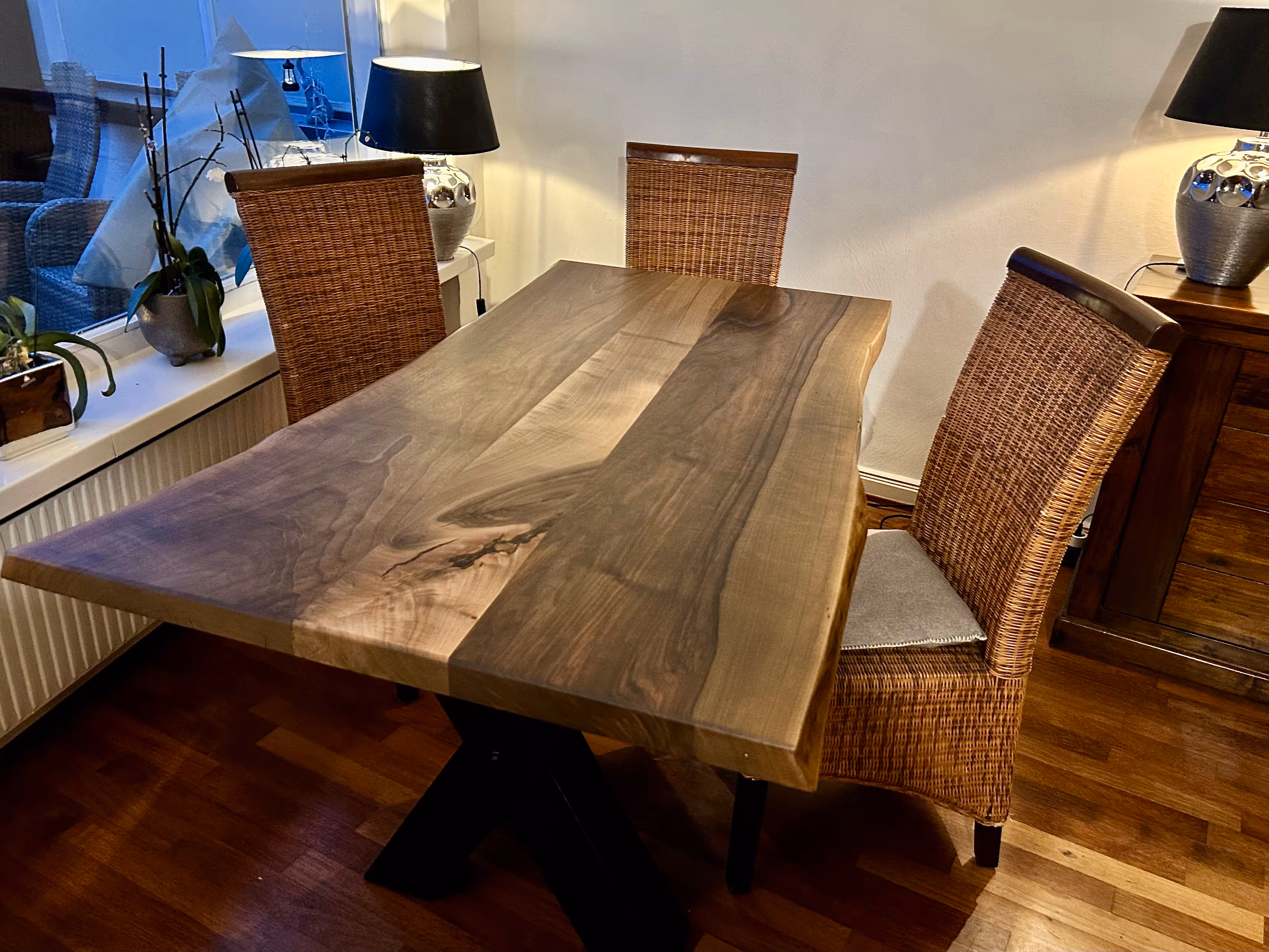 Holztisch mit Stühlen