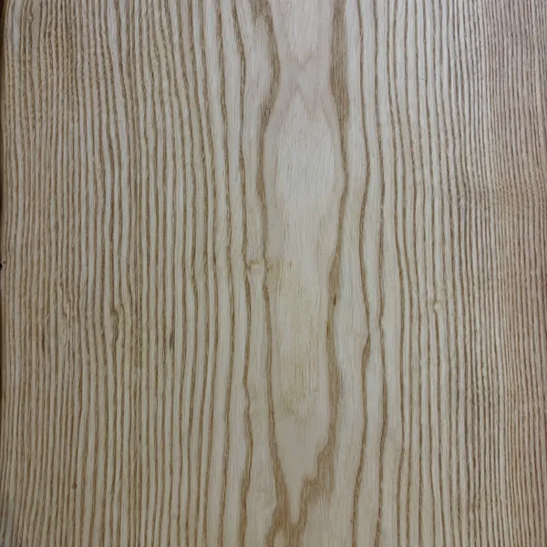 Holzfläche mit markanter Eschenmaserung in hellen und dunklen Brauntönen, die parallele Linien und wellenförmige Muster zeigt.