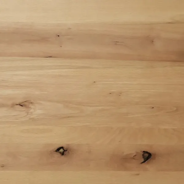 Nahaufnahme einer glatten Holzoberfläche mit natürlicher Maserung und Knoten in einem hellbraunen Farbton.
