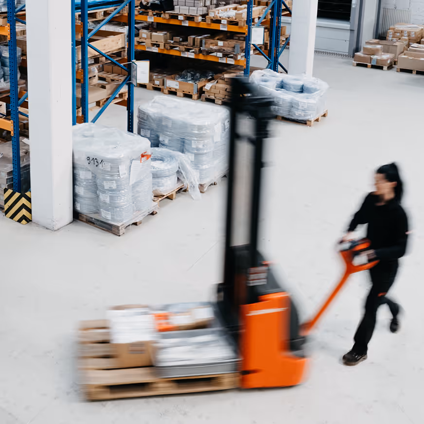 Lagerregal mit verpackten Industrieartikeln – Symbol für effizientes Sourcing und strategische Beschaffung