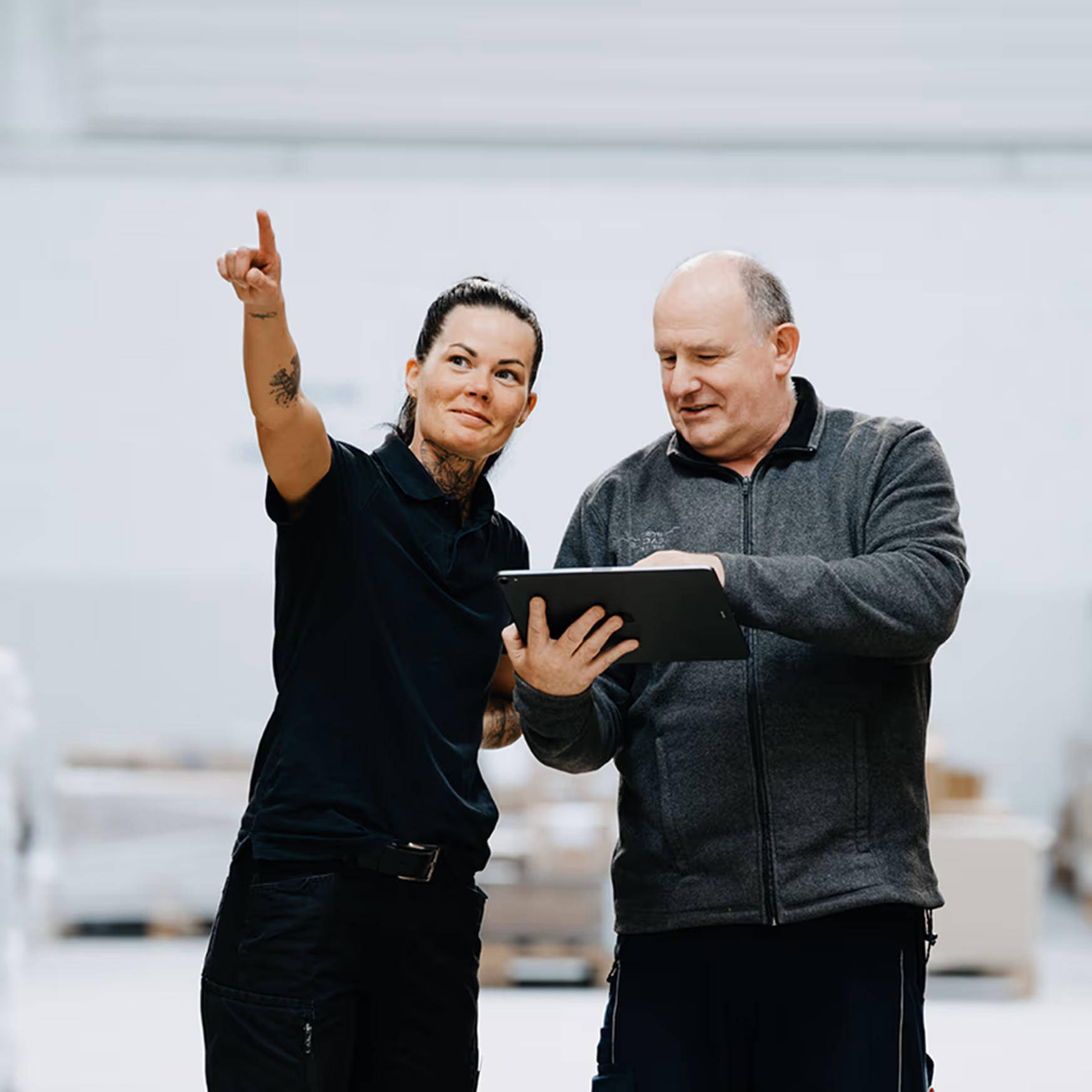 Lagerregal mit verpackten Industrieartikeln – Symbol für effizientes Sourcing und strategische Beschaffung