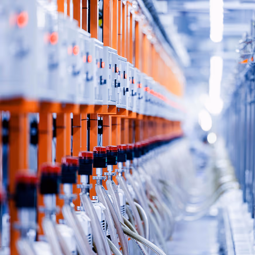 Lagerregal mit verpackten Industrieartikeln – Symbol für effizientes Sourcing und strategische Beschaffung