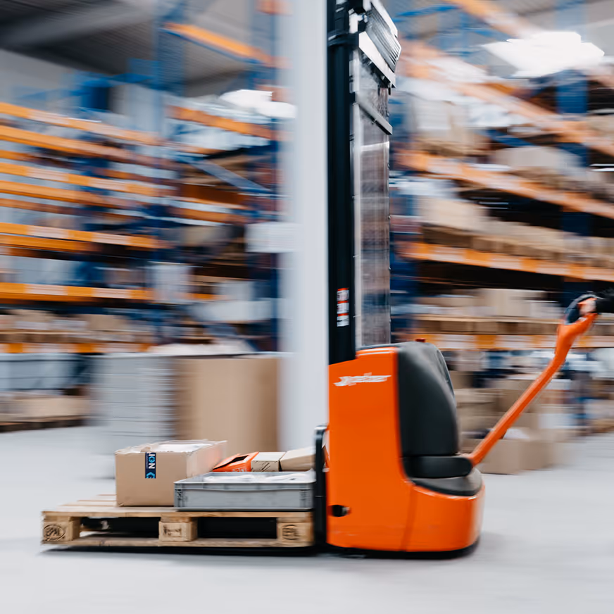 Elektrisches Hubwagen-Fahrzeug in einem Industrielager von Zilken – Lagerlogistik für Industriebedarf