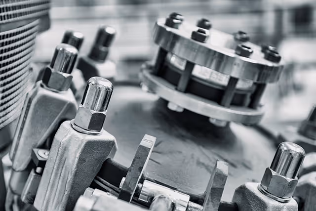 Sechskantschrauben und Flanschverbindungen in einer Industrieanlage – Verbindungselemente aus dem Zilken-Sortiment