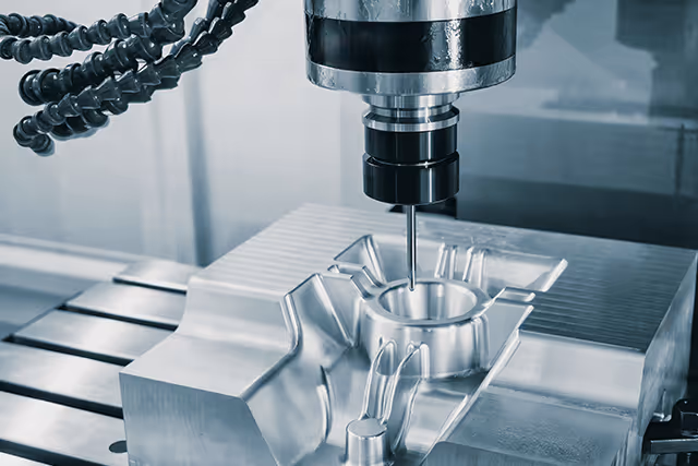 Sechskantschrauben und Flanschverbindungen in einer Industrieanlage – Verbindungselemente aus dem Zilken-Sortiment