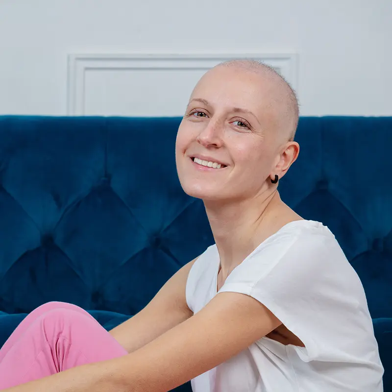 junge Frau lächelt in Kamera