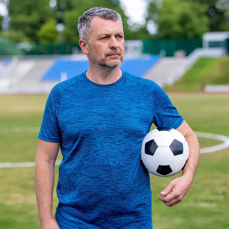Walter mit Fussball unter dem Arm