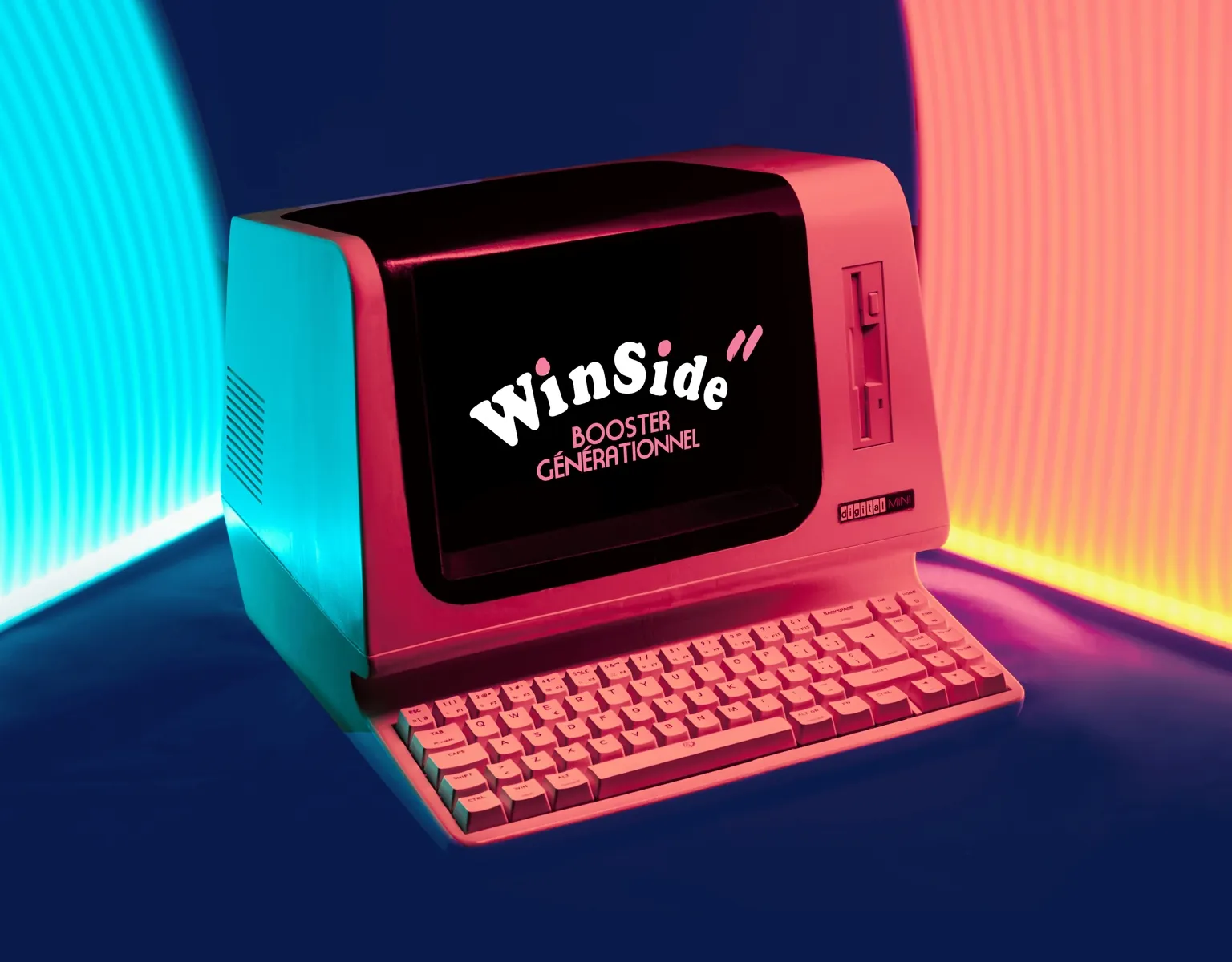Ordinateur rétro vintage avec écran affichant le texte 'WinSide Booster Générationnel' éclairé par des lumières bleues et roses.